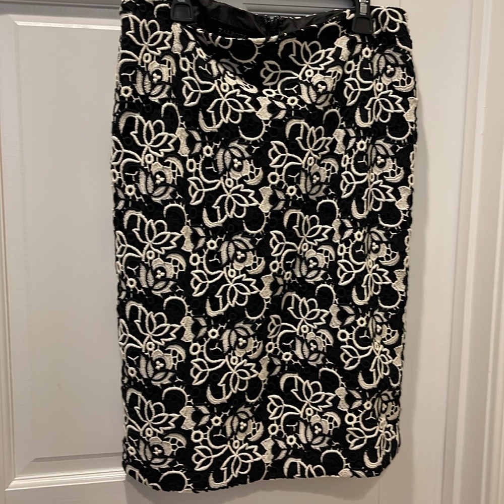 Never worn Talbots abstract floral crochet black and white pencil skirt. Size 6.